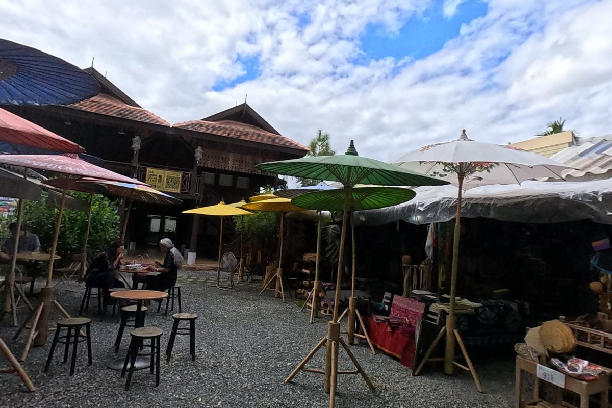 ลานร่มกระดาษสา · A courtyard of paper umbrellas