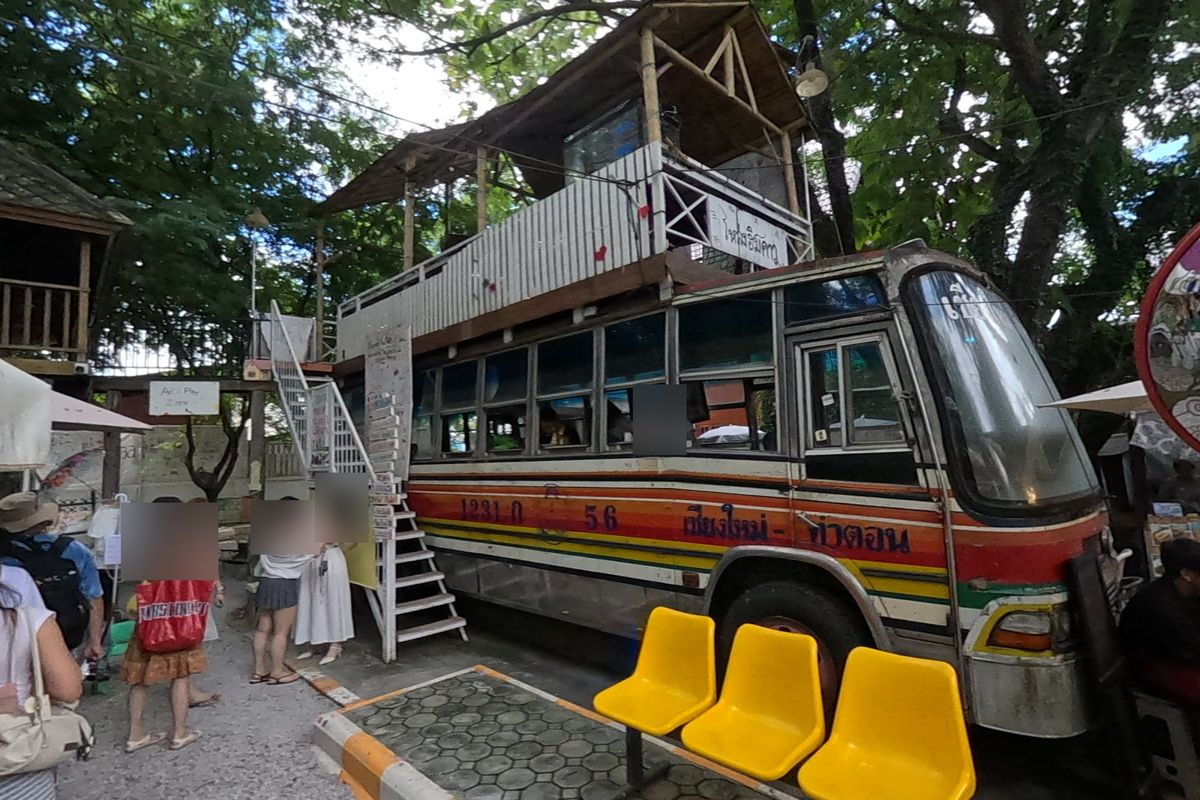 รถบัสเก่ามีบ้านอยู่ด้านบน · The old bus with a house on top