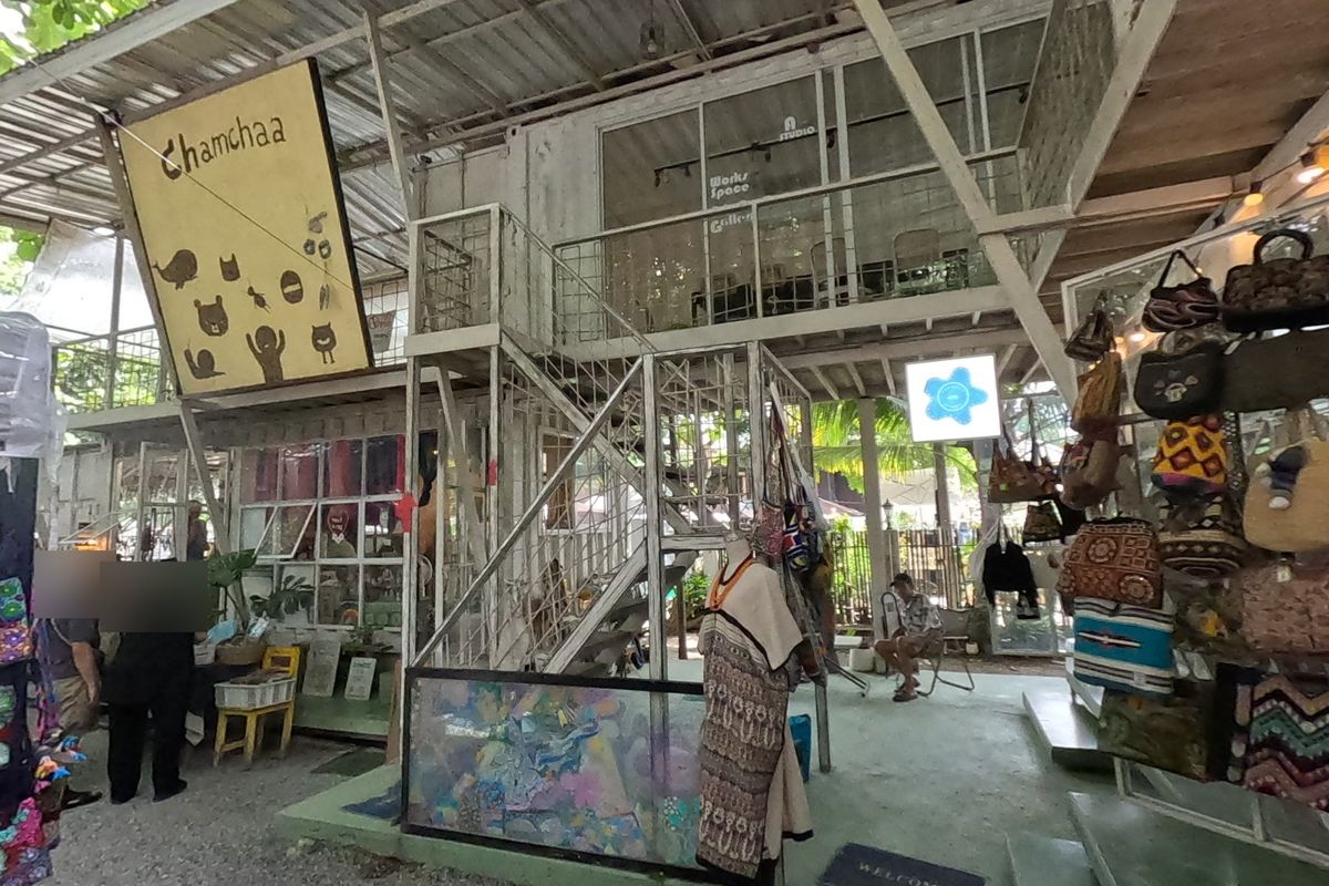 อาคารโครงเหล็กสีขาวของฉำฉา · The white steel-frame Chamchaa building