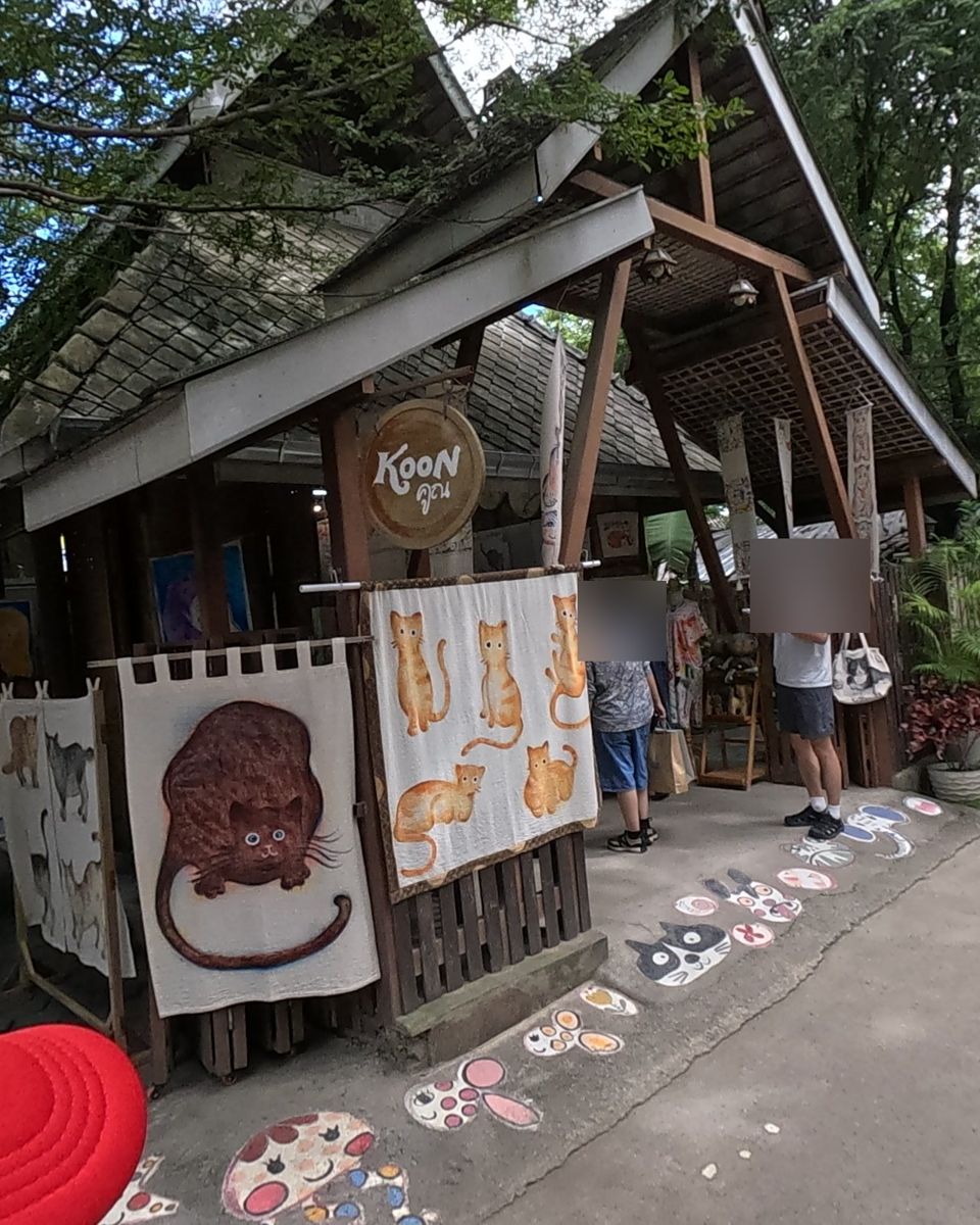 ผ้าเขียนลายแมวที่ร้านคูน · Hand-painted cat quilts at KOON