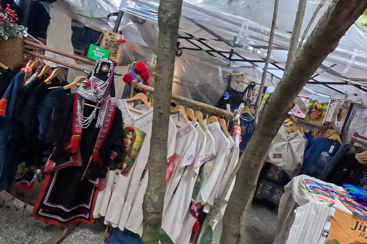 Jira ภาพพิมพ์หญิงชนเผ่าและเสื้ออาข่า · Jira: portrait prints and an Akha jacket