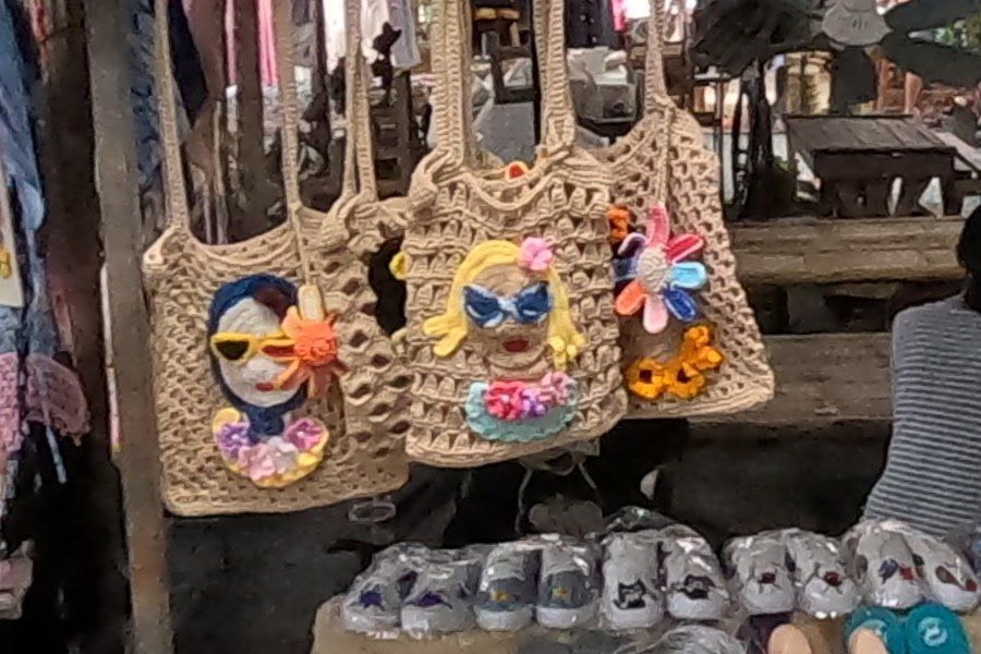 กระเป๋าโครเชต์ลายหน้าคนใส่แว่นกันแดด · Crochet bags with sunglasses faces