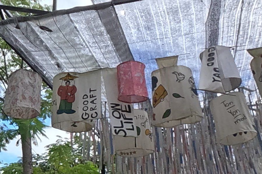 โคมผ้าเขียนมือ SLOW LIFE, GOOD CRAFT · Hand-painted cloth lanterns: SLOW LIFE, GOOD CRAFT