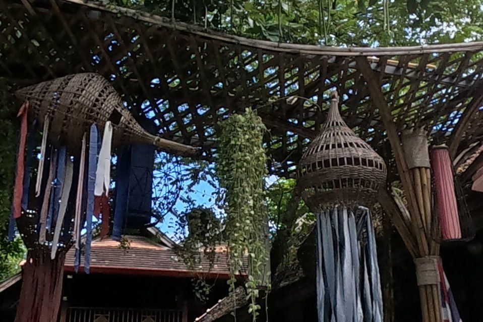 โคมสานห้อยริ้วผ้าที่บ้านเปิงใจ๋ · Woven lanterns with cloth tails at Baan Pengjai