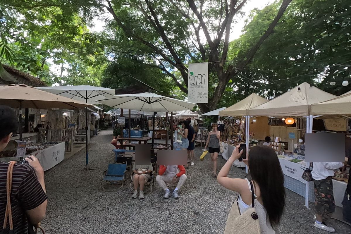 ทางเดินตลาดฉำฉาใต้ต้นจามจุรี · Chamcha Market lane under the rain trees