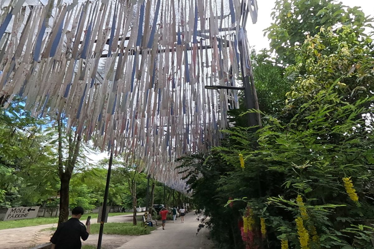 หลังคาริ้วผ้าแขวน · The canopy of hanging cloth strips