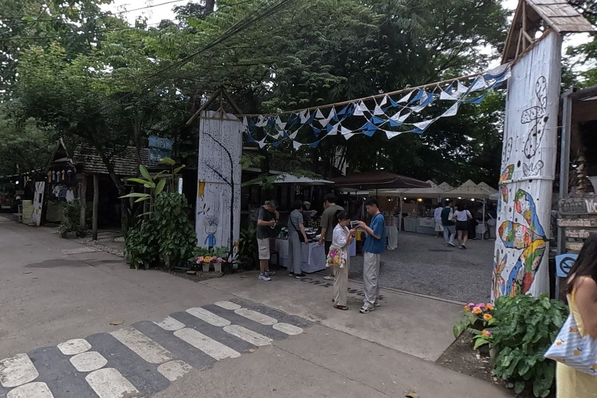 ทางเข้าลานเต็นท์ · Into the tent square