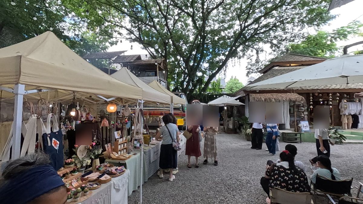เต็นท์งานฝีมือใต้ต้นฉำฉายักษ์ · Craft tents under giant rain trees