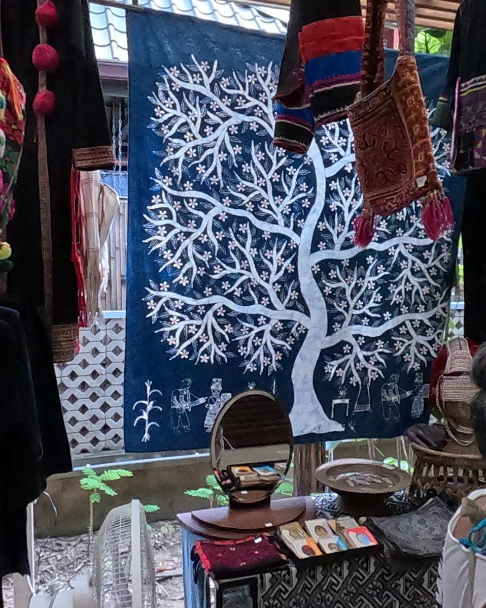ผ้าบาติกครามลายต้นไม้ออกดอก · Indigo batik of a flowering tree