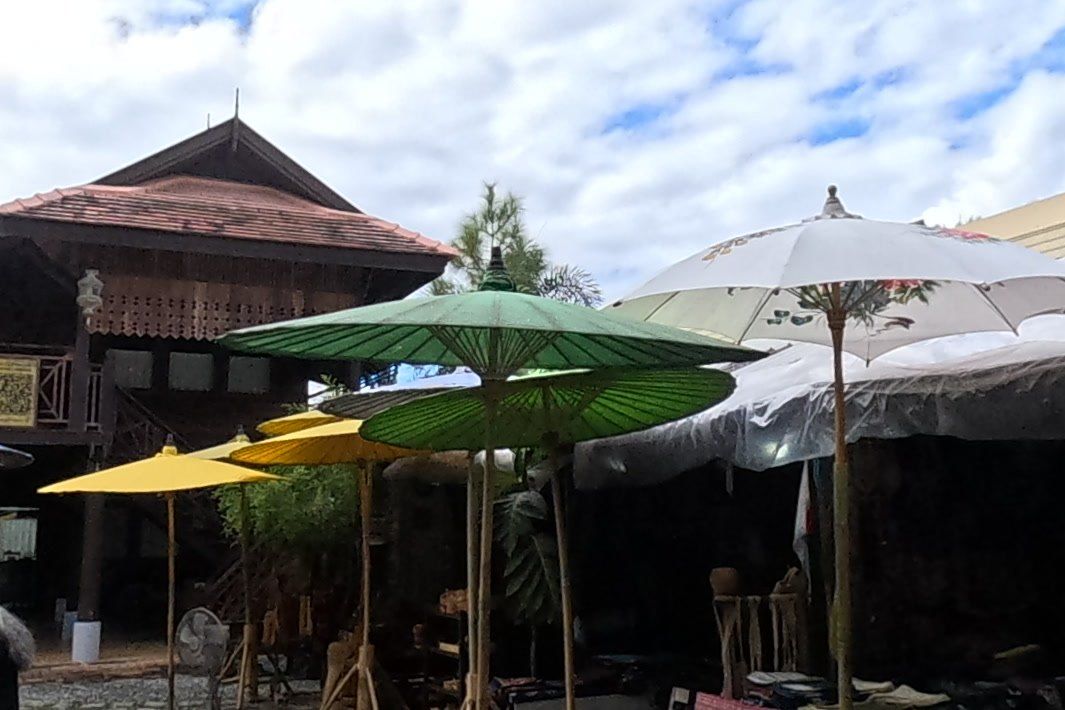 ร่มกระดาษเขียน ลายสีเขียว เหลือง ขาว · Painted paper umbrellas in green, yellow and white