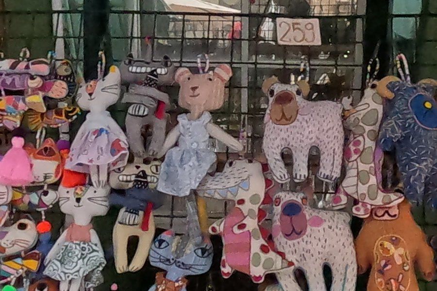 ตุ๊กตาผ้ารูปแมว หมี และตุ๊กตาเด็ก บนราว · Cloth cats, bears and dolls on a rack