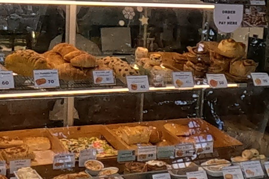 ตู้ขนมปังอบที่ร้านปังปอนด์ · Pastry case at Pungpond Homemade Bakery
