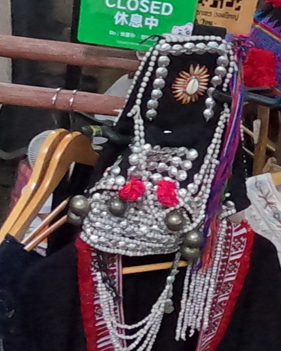 หมวกแบบอาข่าประดับลูกปัดเงิน · Silver-beaded Akha-style headdress