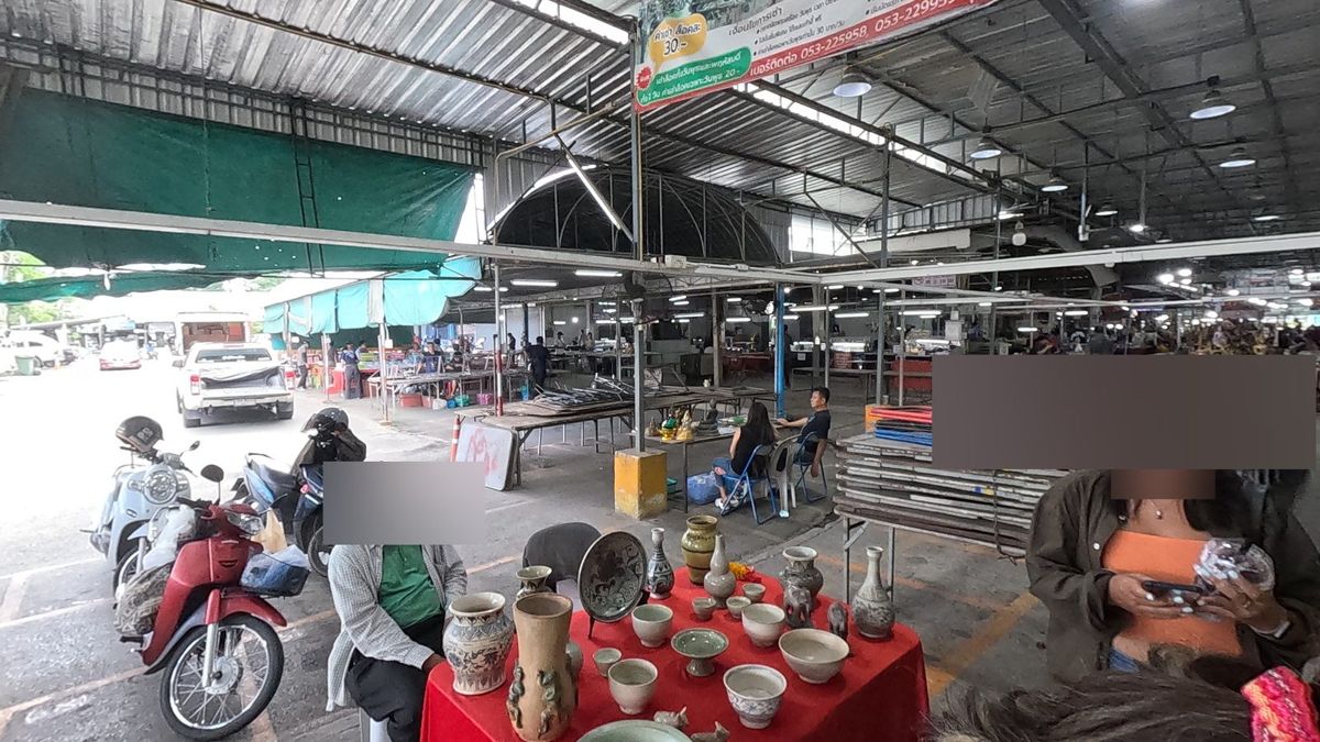 ป้ายตลาดนัดพระเครื่องวันพุธเหนือแผง · The Wednesday amulet market banner over the stalls