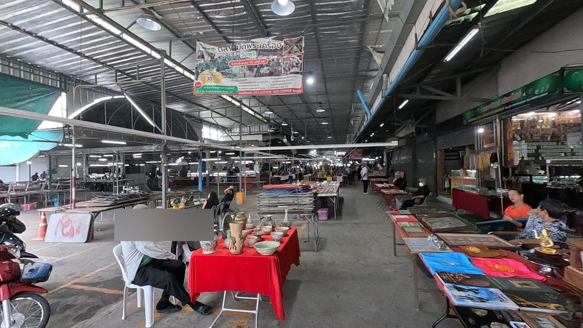 ตลาดนัดพระเครื่องวันพุธ ทางเดินหลัก · The Wednesday amulet market, main aisle