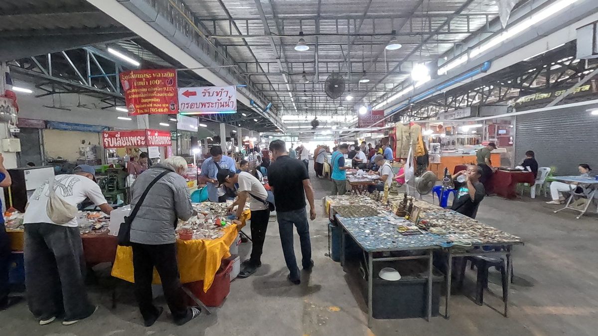 ทางเดินกลางช่วงที่คนแน่นที่สุด · The central aisle at its busiest