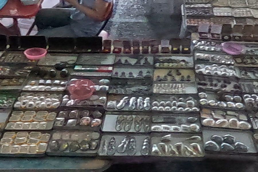 ถาดพระเครื่องเล็กในแพ็คพลาสติก · Trays of small amulets in plastic packs