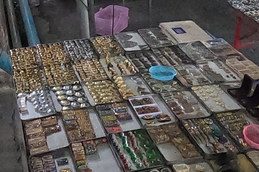 ถาดพระเลี่ยมกรอบทอง · Trays of gold-framed amulets