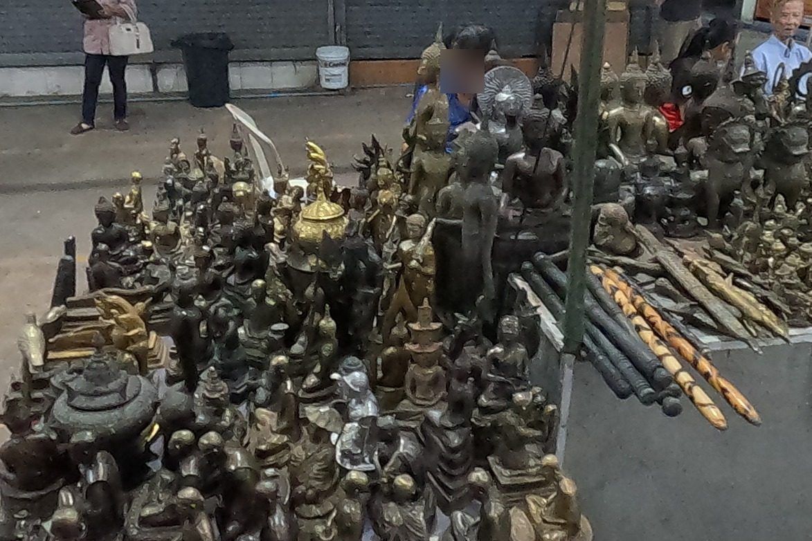 พระบูชาสำริดเรียงแน่นที่แผงวิไลพระเครื่อง · Ranks of bronze Buddha images at วิไลพระเครื่อง