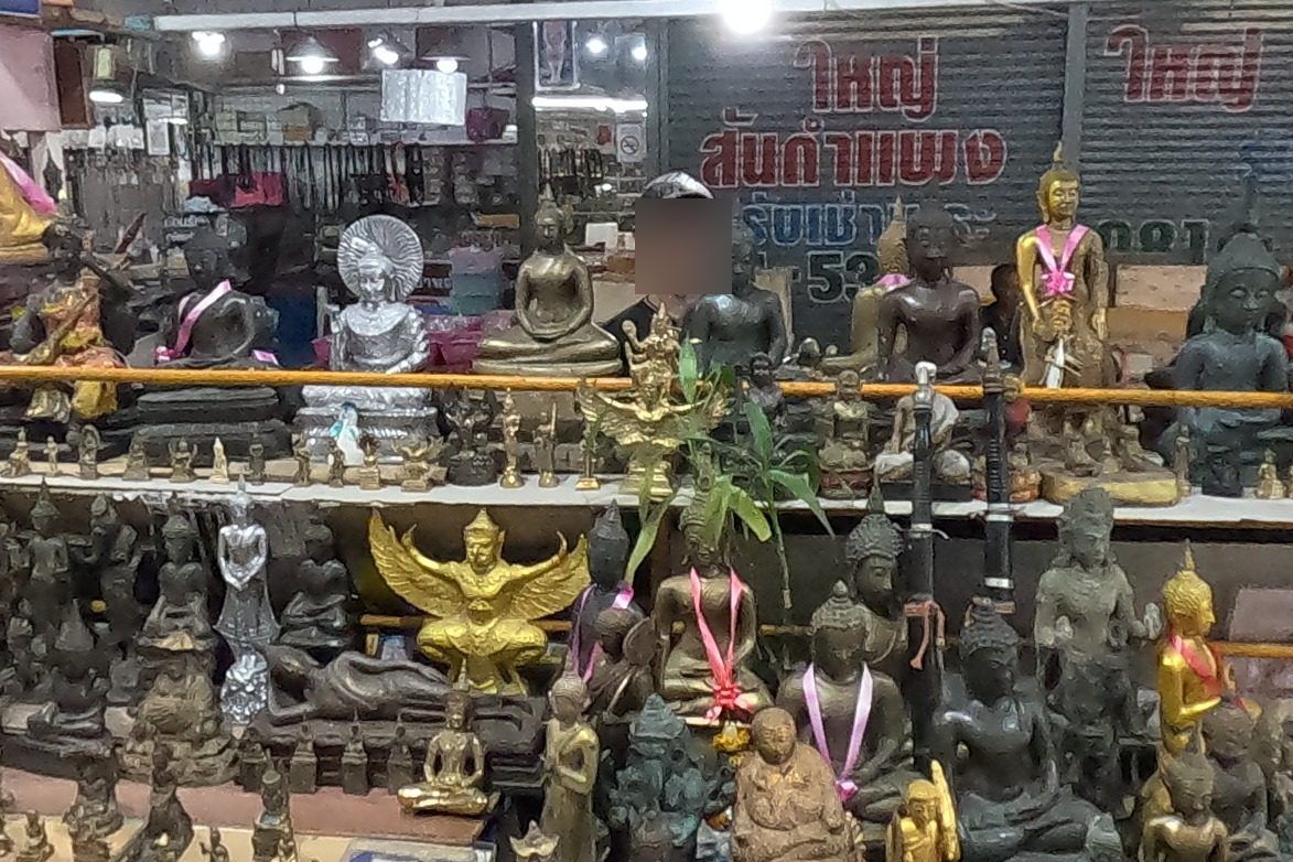 ครุฑทองและพระพุทธรูปสำริด · Gold garuda and bronze Buddha images