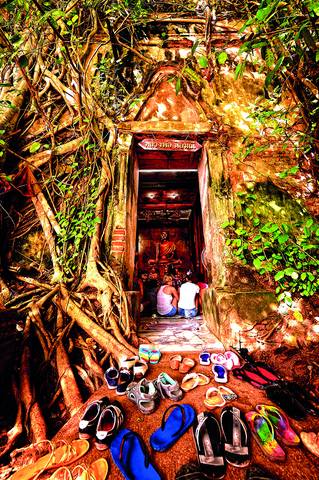 Located in Bang Kung subdistrict, Bang Khonthi district, this area was once set up as a military camp called “Kai Bang Kung” for troops from southern provinces to fight against Burmese army. After the