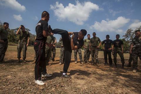 Royal Thai Marines demonstrate Muay Thai techniques to U.S., Royal Thai and Republic of Korea Marines during Cobra Gold 16 at Sattahip, Thailand, Feb. 11, 2016. CG 16 is a multinational training exerc