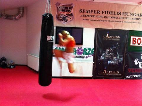 A muaythai technikái közül közepes nehézségű tradicionális elem