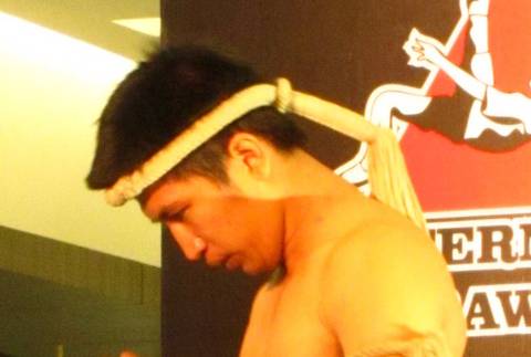 Muay Thai Kämpfer mit Mongkon
