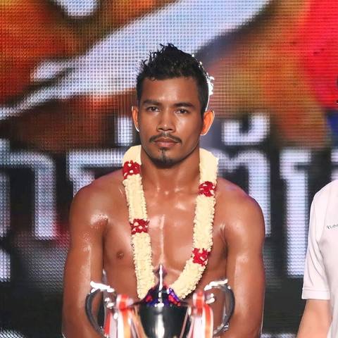 Long Chin, Kun Khmer Fighter at the Final Kubota Champion on Bayon TV, during which he was defeated  by Sok Thy