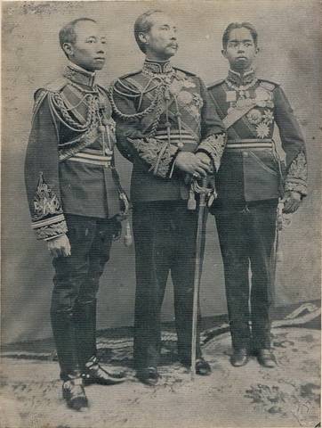 Portrait of King Chulalongkorn (Rama V), His Majesty the King (Rama VI, the reigning monarch at the time of publication), and Prince Asdang Dejavudh (Krom Luang Nakhon Ratchasima), taken in the Year o