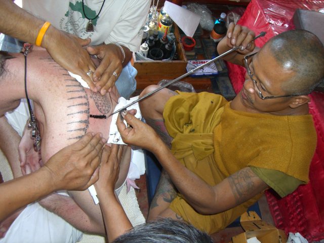 Hlwong Pi Pant tattooing a Yant in Ang Tong Province.

Fotographer - Spencer Littlewood