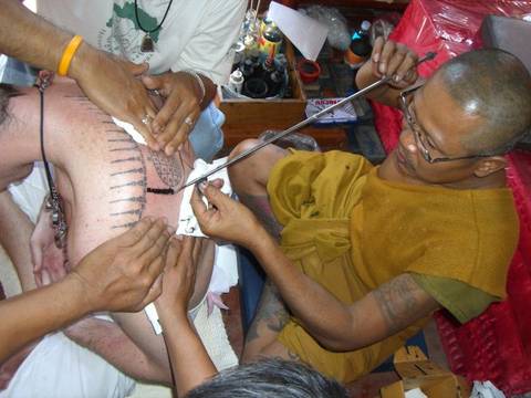 Hlwong Pi Pant tattooing a Yant in Ang Tong Province.
Fotographer - Spencer Littlewood