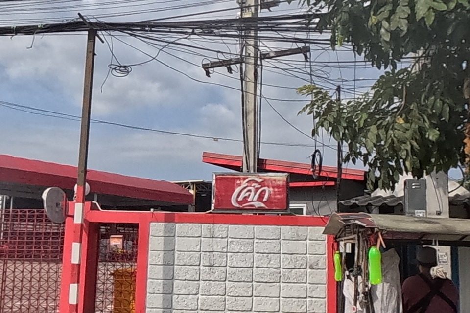 รูปถ่ายของ โค้ก — ธุรกิจ-ค้าขาย ในเชียงใหม่ ถ่ายโดย NaN Peacock · Photograph of Coca-Cola distribution depot, Doing Business in Chiang Mai, by NaN Peacock