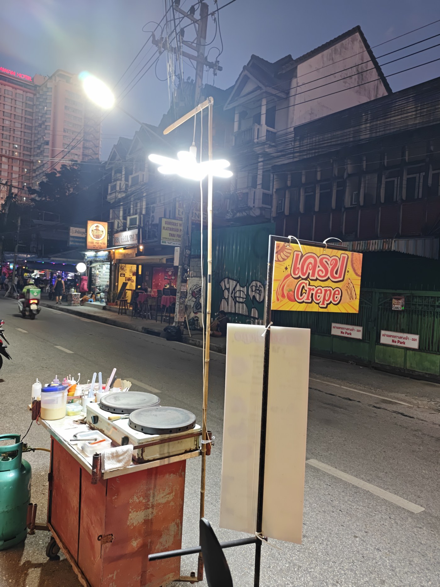 รูปถ่ายของ เครป ลอยเคราะห์ — ร้านอาหาร-ของกิน ในเชียงใหม่ ถ่ายโดย NaN Peacock · Photograph of Crepe cart, Loi Kroh, Food & Eats in Chiang Mai, by NaN Peacock