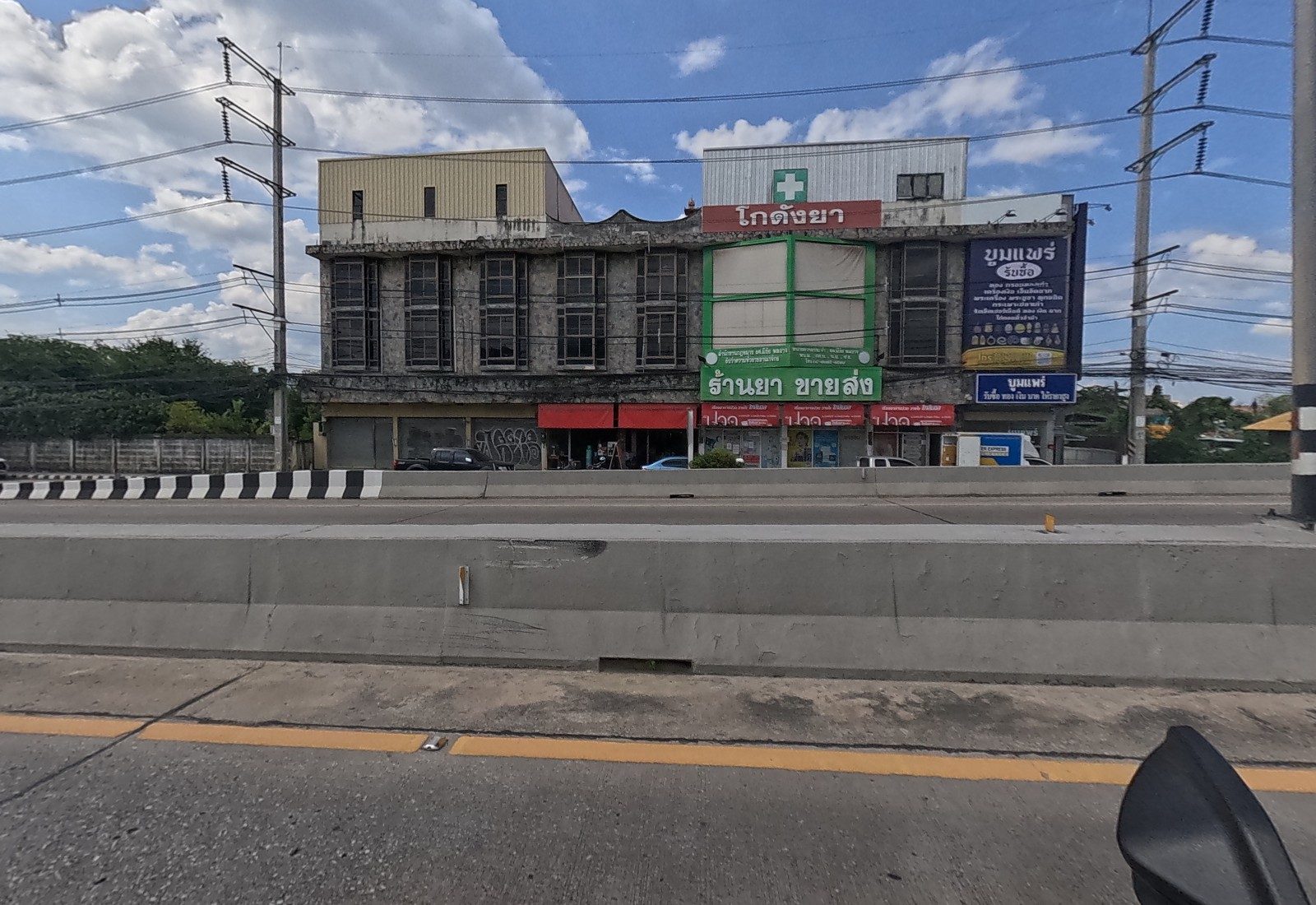 รูปถ่ายของ โกดังยา — หมอ-คลินิก-โรงพยาบาล ในเชียงใหม่ ถ่ายโดย NaN Peacock · Photograph of โกดังยา · Kodang Ya, Doctors & Hospitals in Chiang Mai, by NaN Peacock