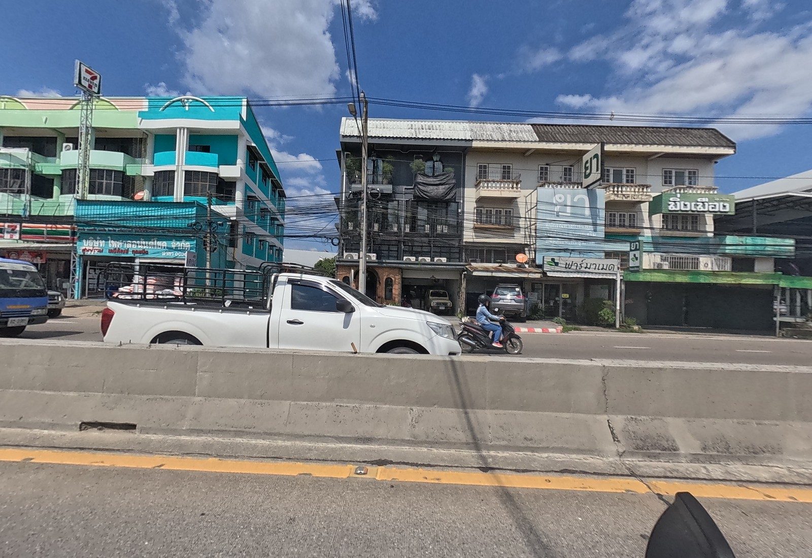 รูปถ่ายของ ฟาร์มาเมด — หมอ-คลินิก-โรงพยาบาล ในเชียงใหม่ ถ่ายโดย NaN Peacock · Photograph of ฟาร์มาเมด · Pharma Met, Doctors & Hospitals in Chiang Mai, by NaN Peacock