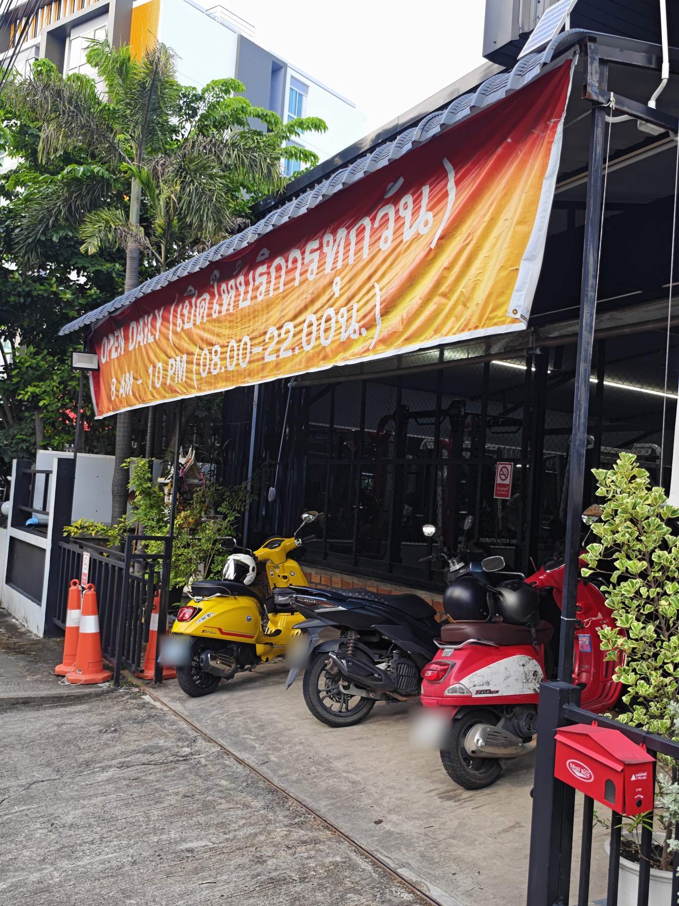 รูปถ่ายของ ศาลพระภูมิ อเวคยิม — ชมรม-สมาคม ในเชียงใหม่ ถ่ายโดย NaN Peacock · Photograph of Spirit house at Awake Gym, Clubs & Community in Chiang Mai, by NaN Peacock
