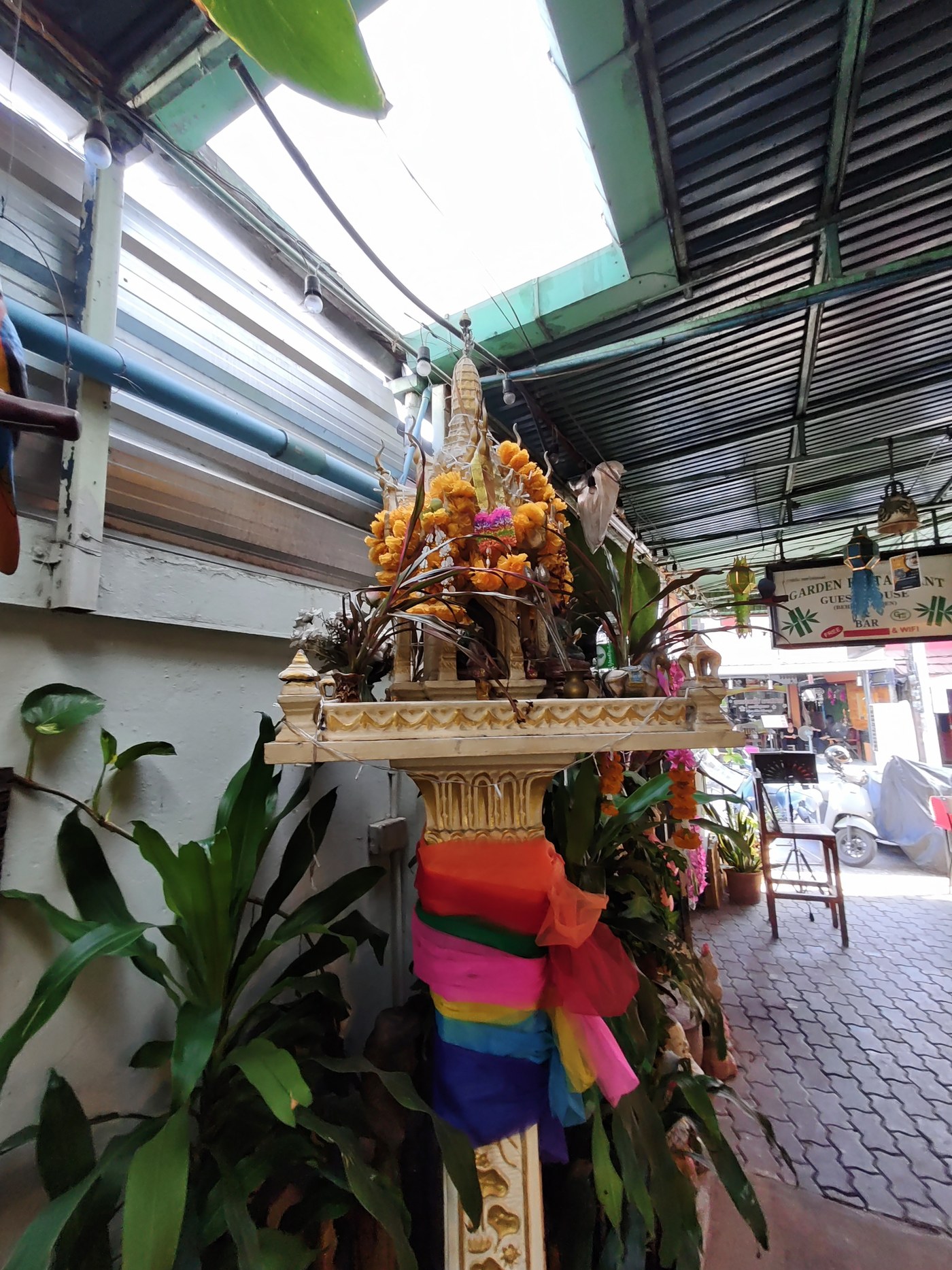รูปถ่ายของ ศาลพระภูมิ ร้านการ์เด้น — ชมรม-สมาคม ในเชียงใหม่ ถ่ายโดย NaN Peacock · Photograph of Spirit house at the Garden Restaurant, Clubs & Community in Chiang Mai, by NaN Peacock