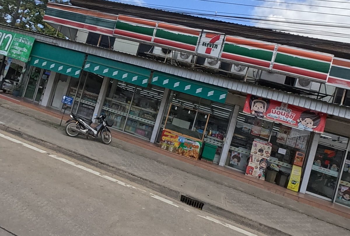 รูปถ่ายของ 7-Eleven — ของจำเป็นประจำเมือง ในเชียงใหม่ ถ่ายโดย NaN Peacock · Photograph of 7-Eleven, City Essentials in Chiang Mai, by NaN Peacock
