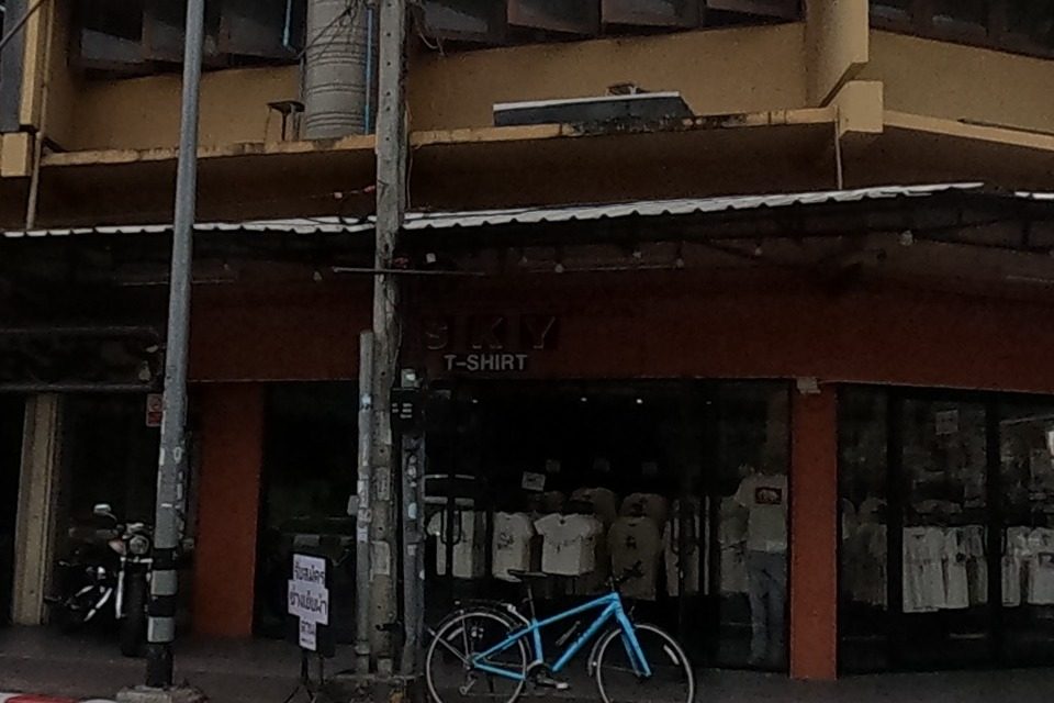 รูปถ่ายของ สกาย ที เชิ้ต — ช้อปปิ้ง-ของฝาก ในเชียงใหม่ · Photograph of SKY T Shirt, Shopping & Gifts in Chiang Mai