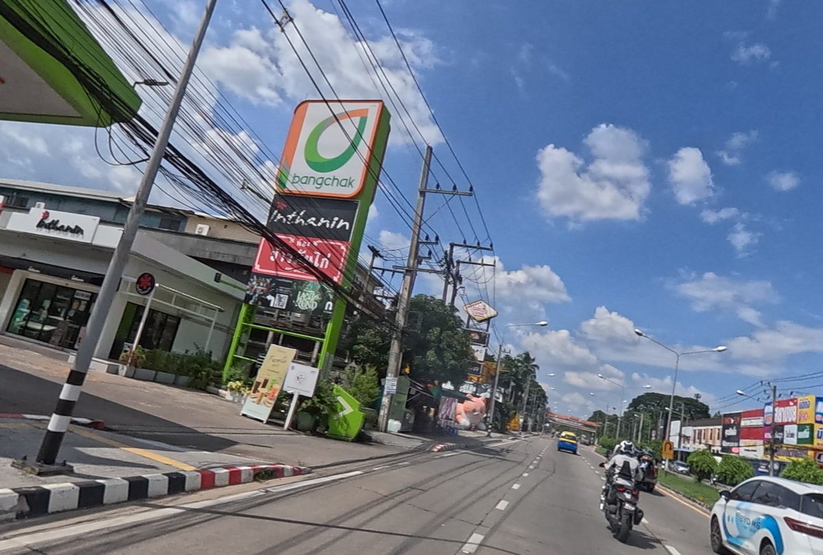 รูปถ่ายของ บางจาก — รถ-เดินทาง ในเชียงใหม่ ถ่ายโดย NaN Peacock · Photograph of Bangchak, Getting Around in Chiang Mai, by NaN Peacock