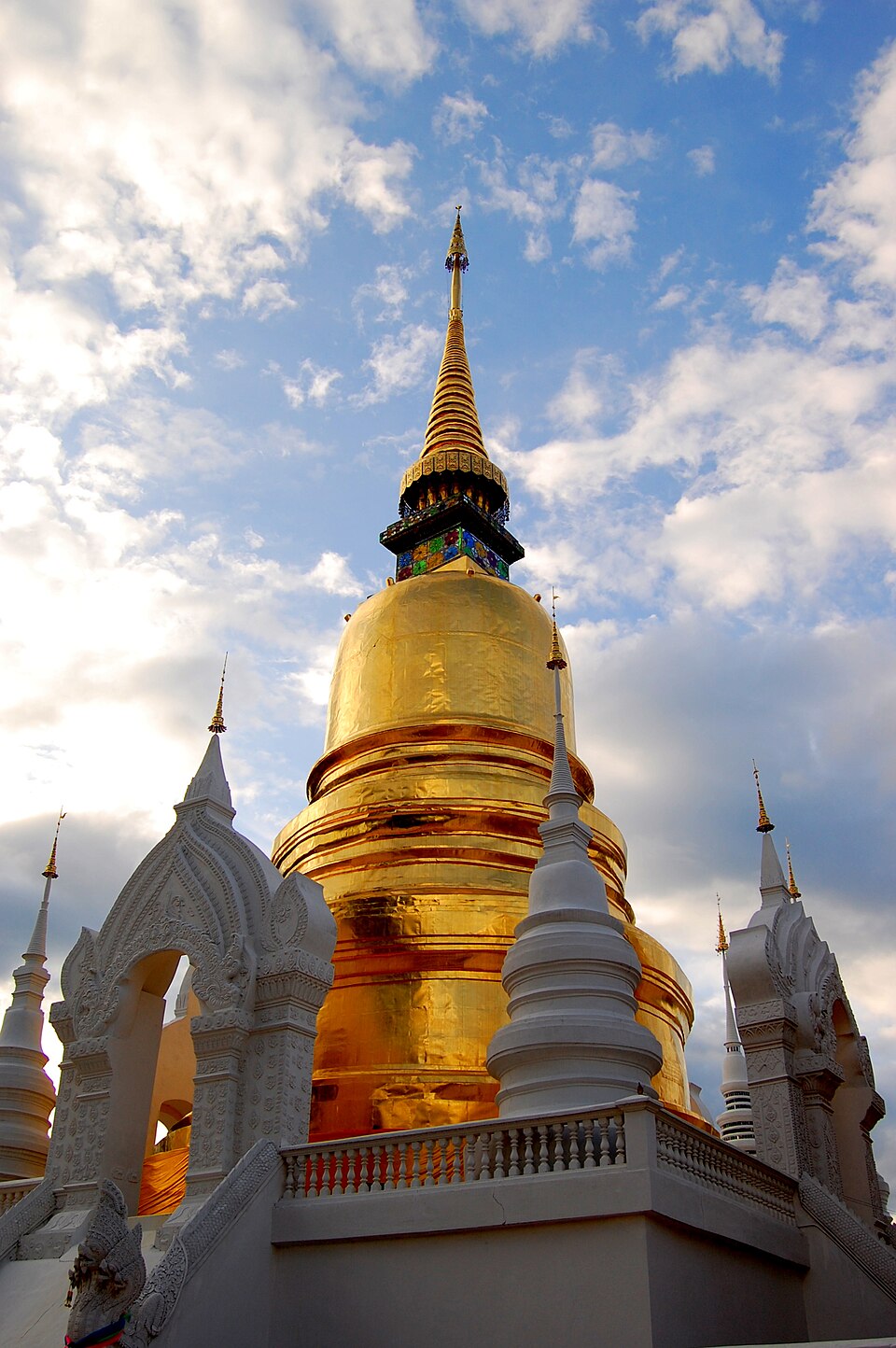รูปถ่าย วัดสวนดอก ถ่ายโดย Varutinho · Photograph of Wat Suan Dok Monk Chat, a wat in Chiang Mai, by Varutinho