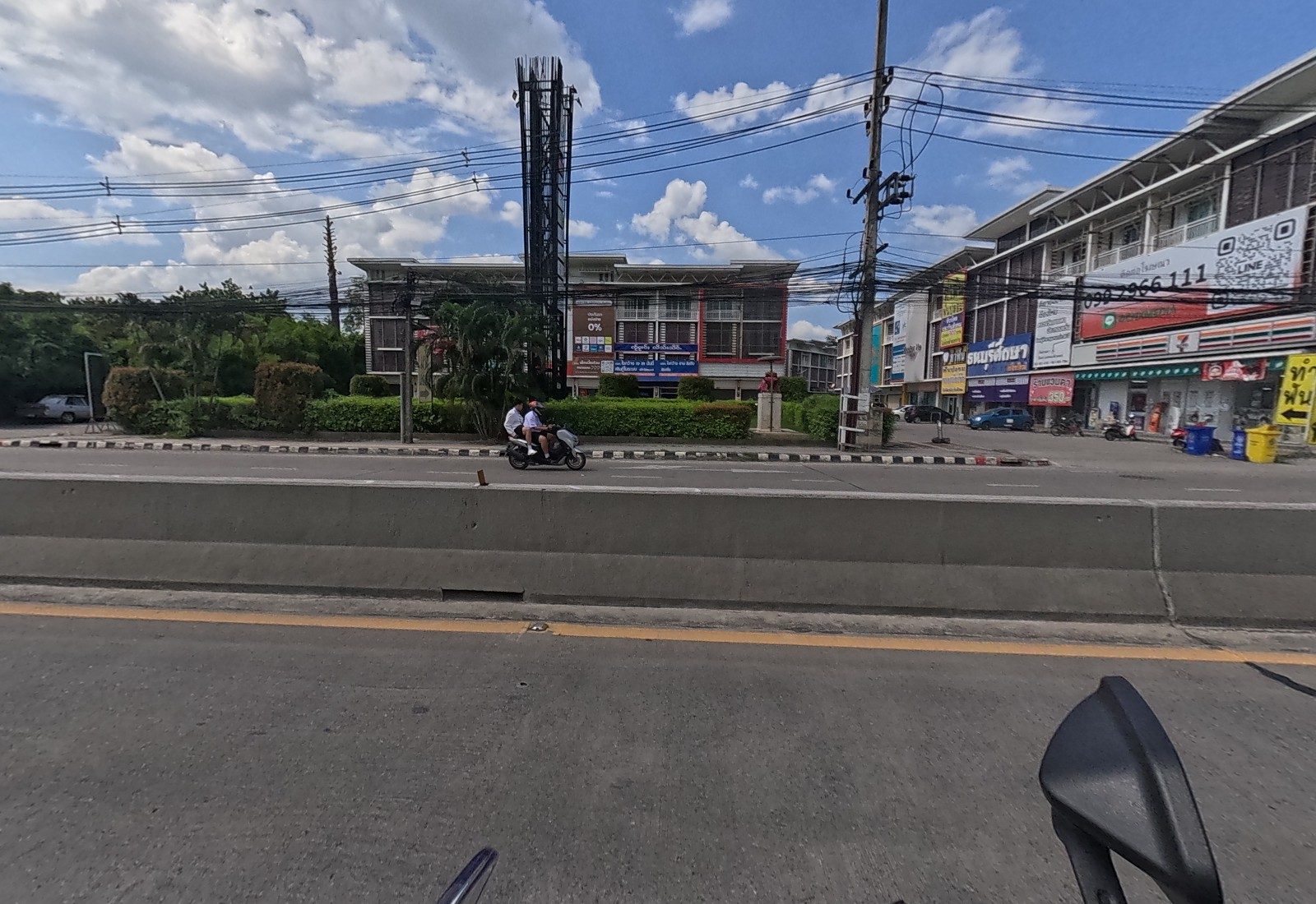 รูปถ่ายของ ธนบุรีศึกษา — ช้อปปิ้ง-ของฝาก ในเชียงใหม่ · Photograph of ธนบุรีศึกษา · Thonburisueksa, Shopping & Gifts in Chiang Mai