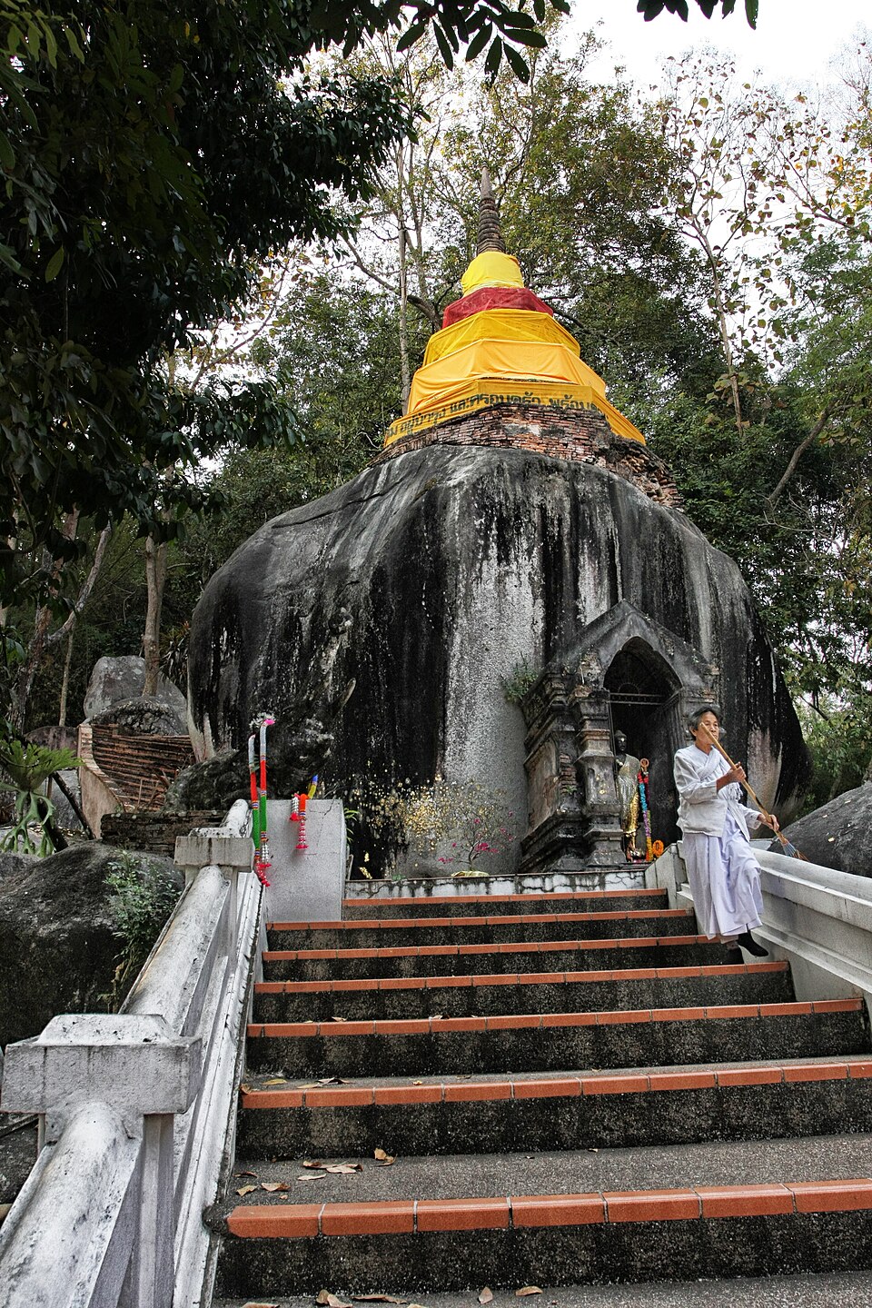 รูปถ่ายของ วัดพระธาตุ ผาเงา — วัด-สิ่งศักดิ์สิทธิ์ ในเชียงราย ถ่ายโดย Kittipong khunnen · Photograph of วัดพระธาตุ ผาเงา · Wat Phra That Pha Ngao, Wats & Sacred Places in Chiang Rai, by Kittipong khunnen