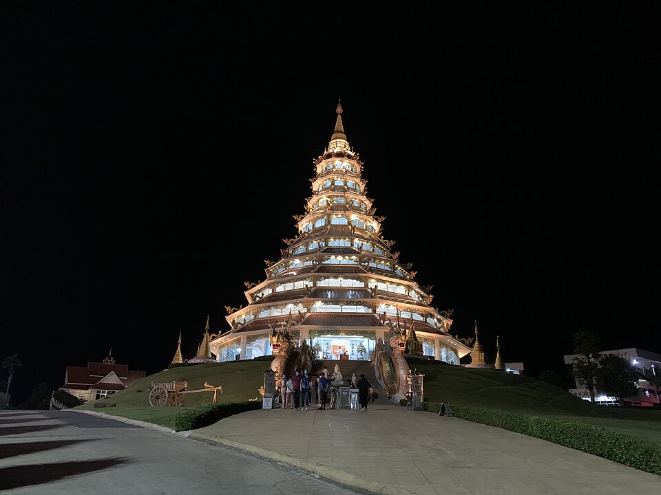 รูปถ่ายของ อุโบสถวัดห้วยปลากั้ง — วัด-สิ่งศักดิ์สิทธิ์ ในเชียงราย ถ่ายโดย Chainwit. · Photograph of อุโบสถวัดห้วยปลากั้ง · Ubosot Wat Huai Pla Kang, Wats & Sacred Places in Chiang Rai, by Chainwit.