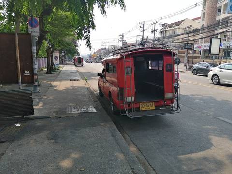 Red Car Chiang Mai queue behind Chiang Mai University