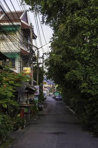 Ratchaphakhinai Soi 1, Chiang Mai, Thailand - Junior Guest House on the left side