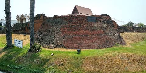 Jaeng Hua Rin or Hua Rin Corner is the northwestern citadel of the Chiang Mai city wall. It was built at the turn of the 18th to the 19th century.