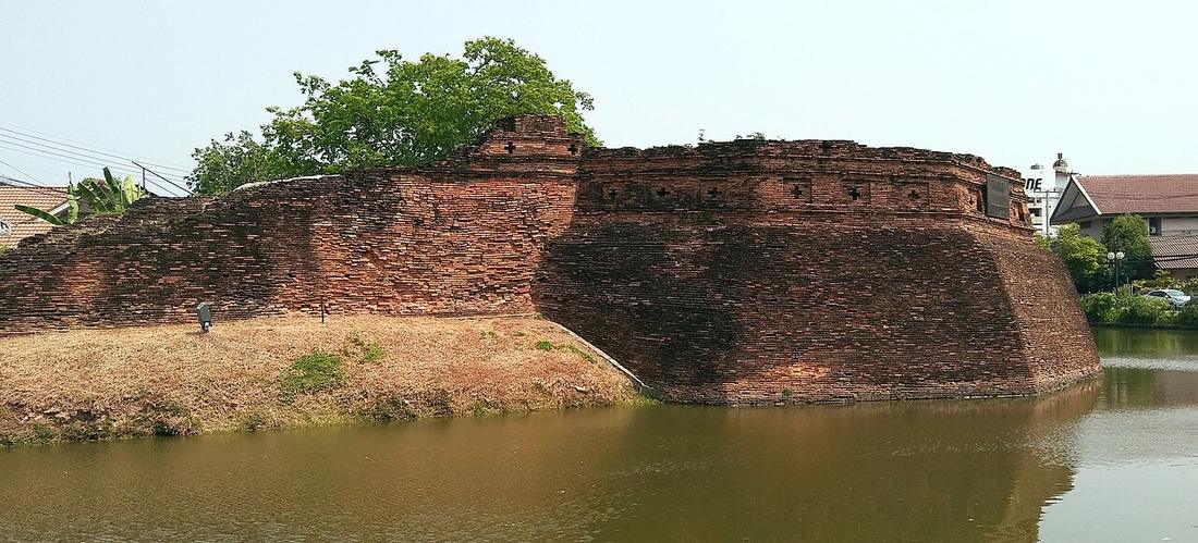 Jaeng Katam or Katam Corner is the souteastern citadel of the Chiang Mai city wall. It was built at the turn of the 18th to the 19th century.