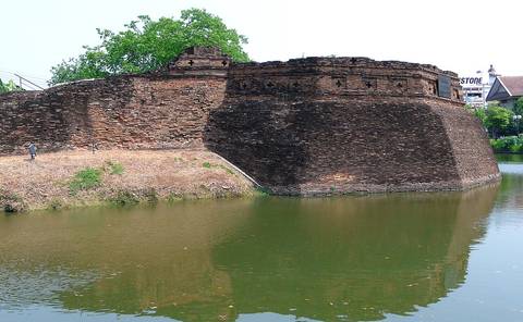 Jaeng Katam or Katam Corner is the souteastern citadel of the Chiang Mai city wall. It was built at the turn of the 18th to the 19th century.